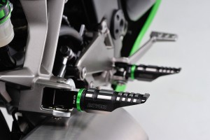 Aluminium Fußrasten Beifahrer 2-farbig eloxiert f. KAWASAKI Typ 1 2